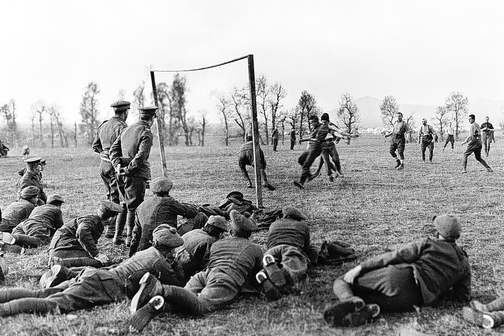 Một trận đá bóng ngoài mặt trận ở Thế chiến I.