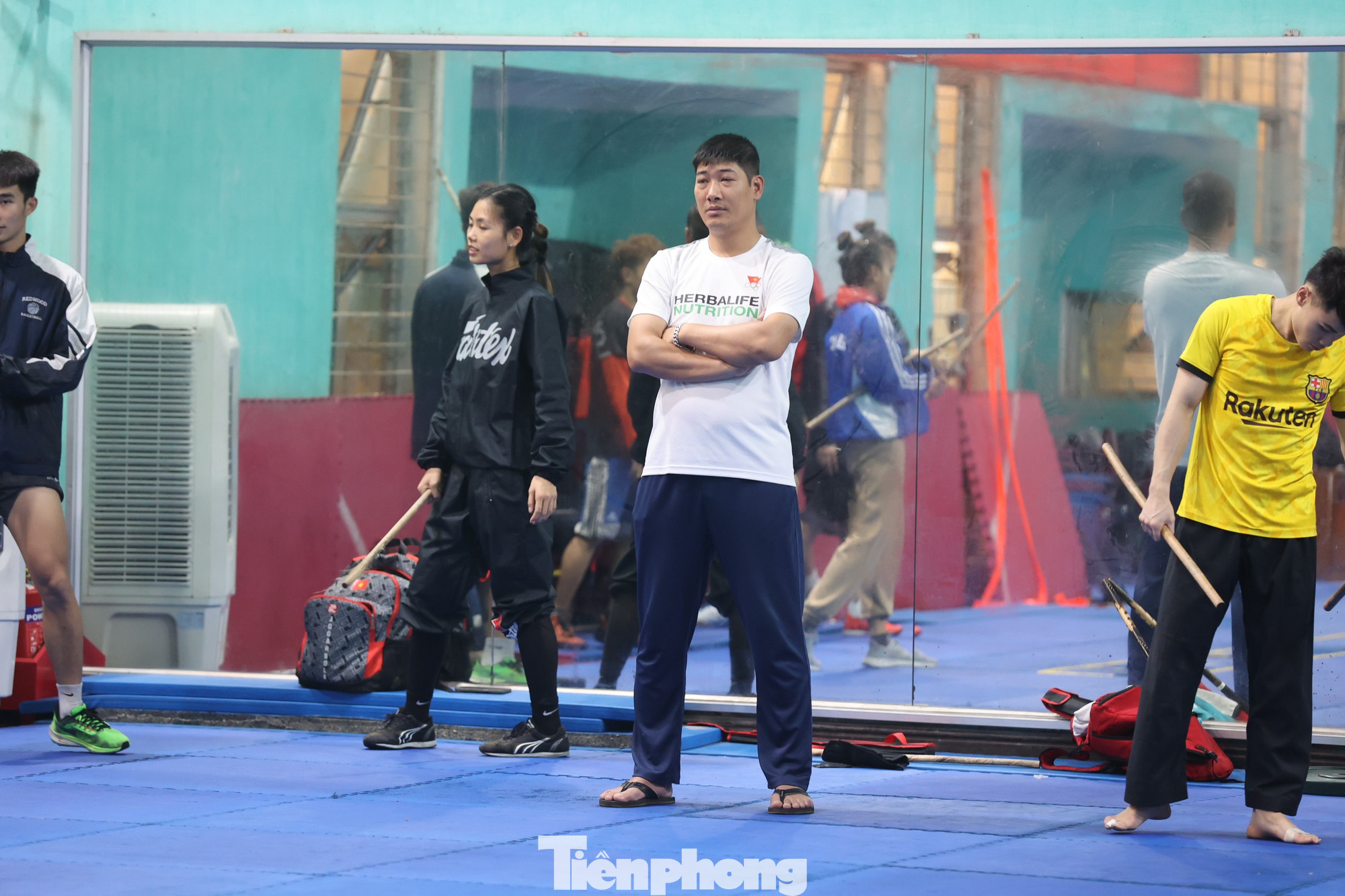 Ban huấn luyện đội tuyển Arnis Việt Nam gồm HLV trưởng Nguyễn Thái Linh, HLV Nguyễn Thanh Quyền từng giành HCV SEA Games 2005 và Ruel A Gat, chuyên gia người Philippines gắn bó với đội tuyển Arnis Việt Nam từ cuối 2004.