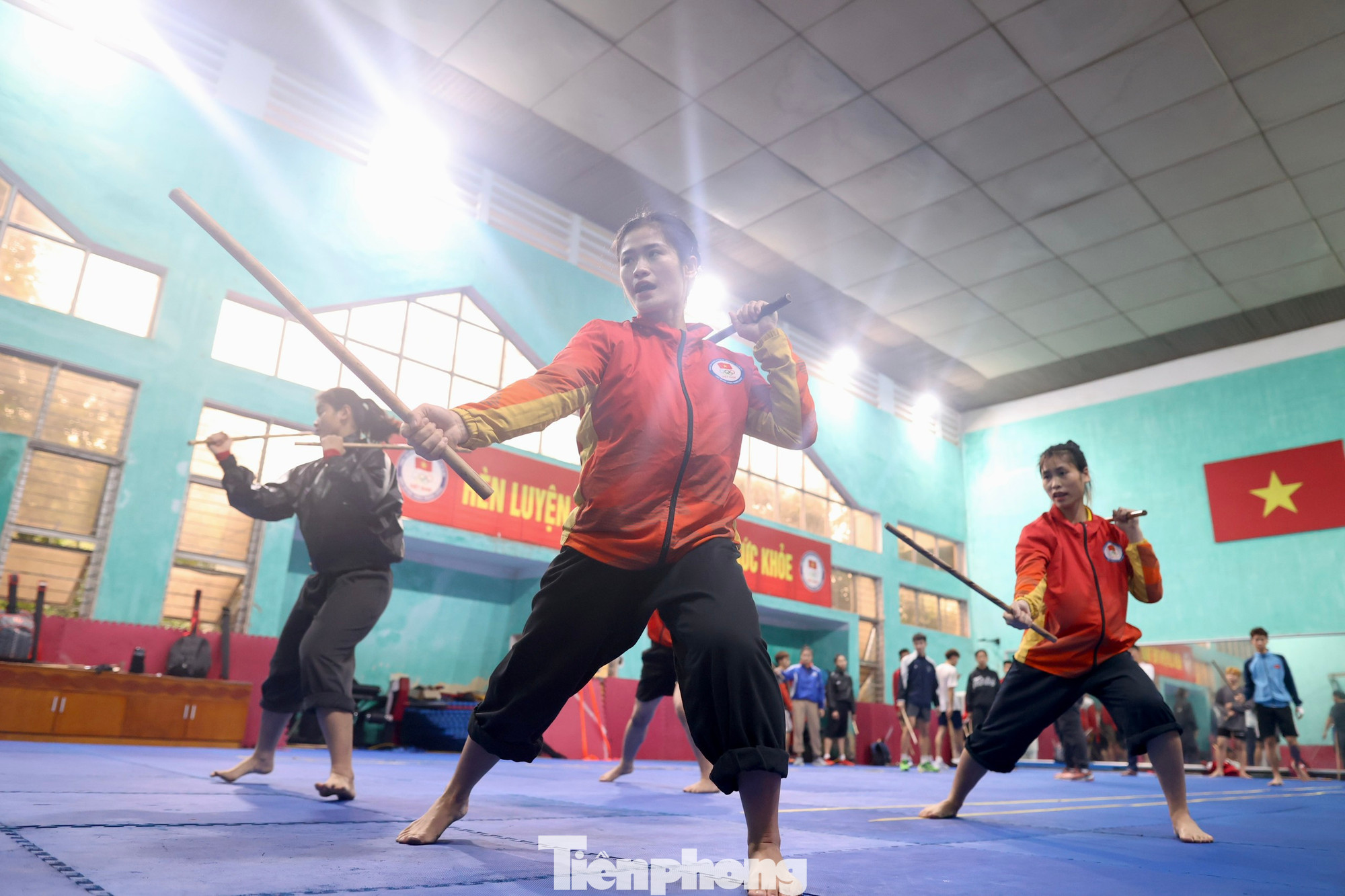 Trong Arnis, các VĐV sử dụng gậy (cứng hoặc mềm) ở nội dung đối kháng, dùng thêm dao, kiếm ở nội dụng biểu diễn.