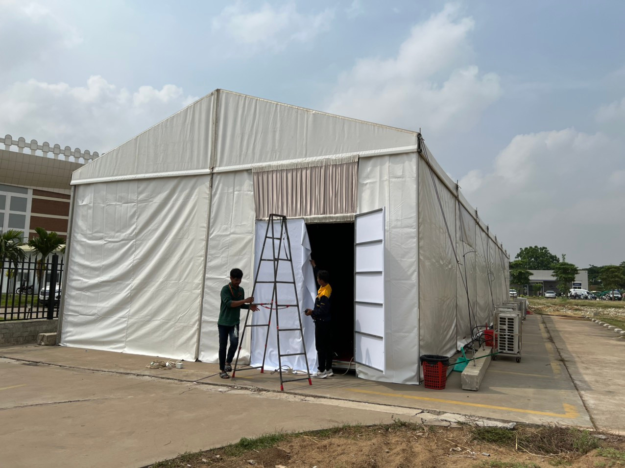 Những nhân viên đang tất bật quét dọn và lắp đặt các hạng mục thi công.