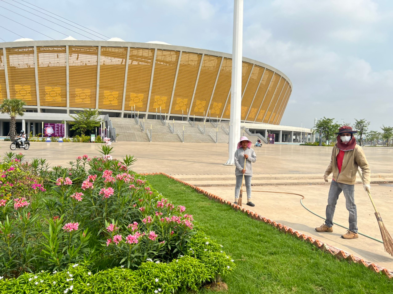 Những nhân viên đang tất bật quét dọn và lắp đặt các hạng mục thi công.