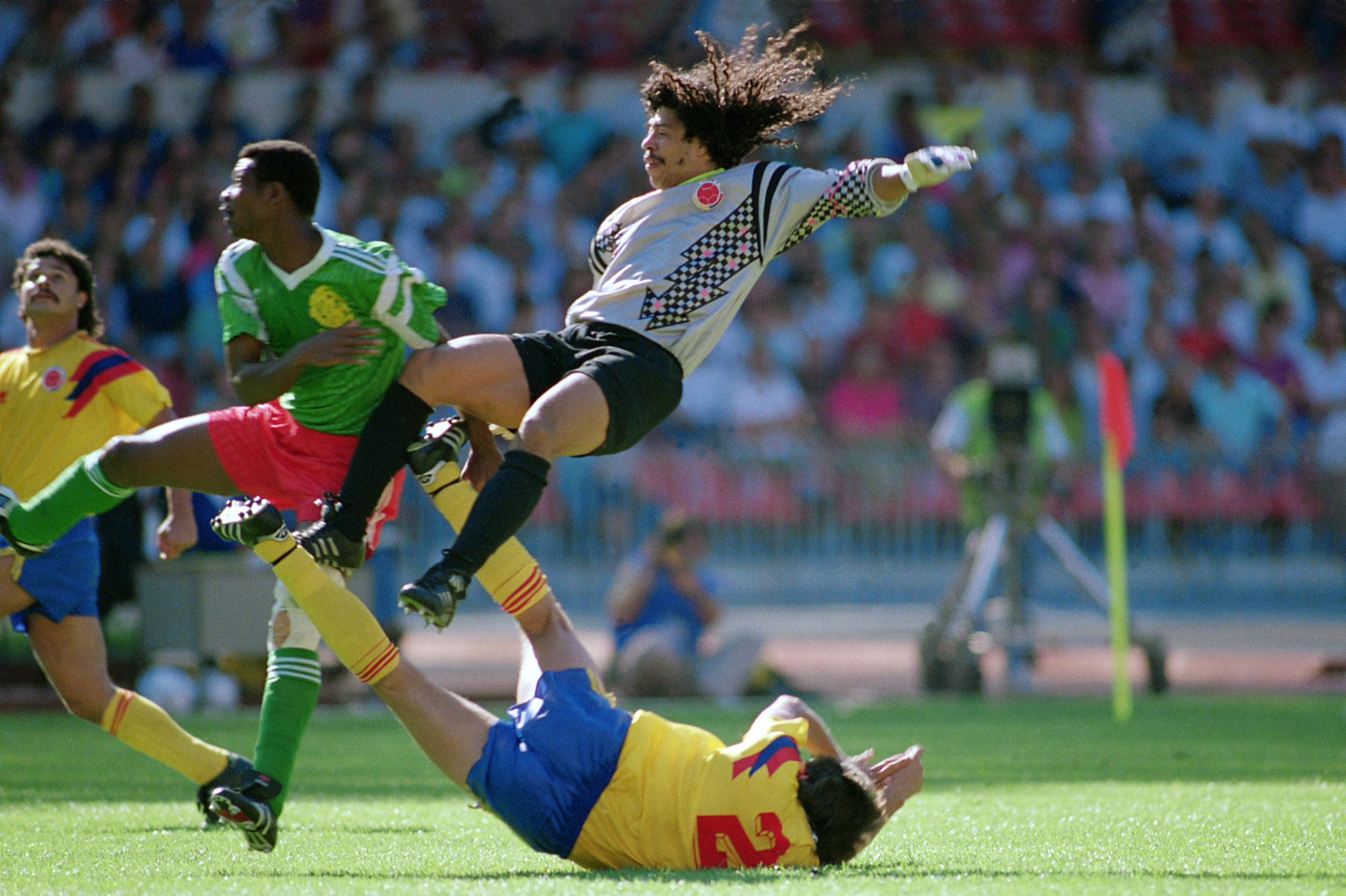 Higuita được yêu mến cả trong lẫn ngoài sân cỏ, bởi sự gần gũi và những pha bóng khó tin. Higuita được yêu mến cả trong lẫn ngoài sân cỏ, bởi sự gần gũi và những pha bóng khó tin.