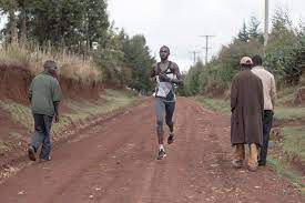 Cornelius Kemboi tập luyện trên đường và quang cảnh phòng ăn tại trường trung học St Patrick. (Ảnh: Tobias Kobborg) Cornelius Kemboi tập luyện trên đường và quang cảnh phòng ăn tại trường trung học St Patrick. (Ảnh: Tobias Kobborg)