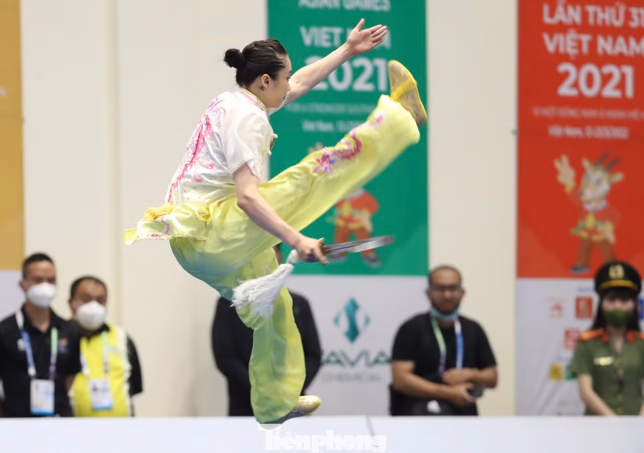 Tại SEA Games 31, Dương Thúy Vi giành giành 2 HCV ở nội dung biểu diễn kiếm thuật và thương thuật, cùng 1 HCĐ nội dung trường quyền.