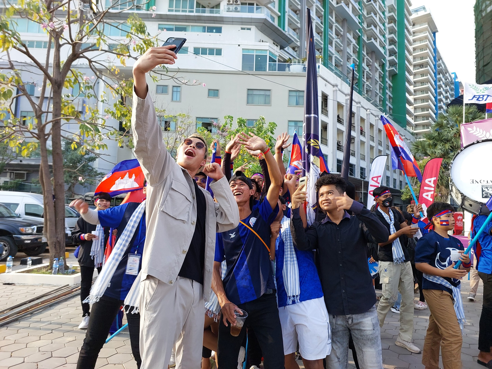 Người Campuchia yêu HLV Keisuke Honda đến mức một người "cosplay" chiến lược gia người Nhật khiến họ phát cuồng. (Ảnh: Thanh Hải) Người Campuchia yêu HLV Keisuke Honda đến mức một người "cosplay" chiến lược gia người Nhật khiến họ phát cuồng. (Ảnh: Thanh Hải)