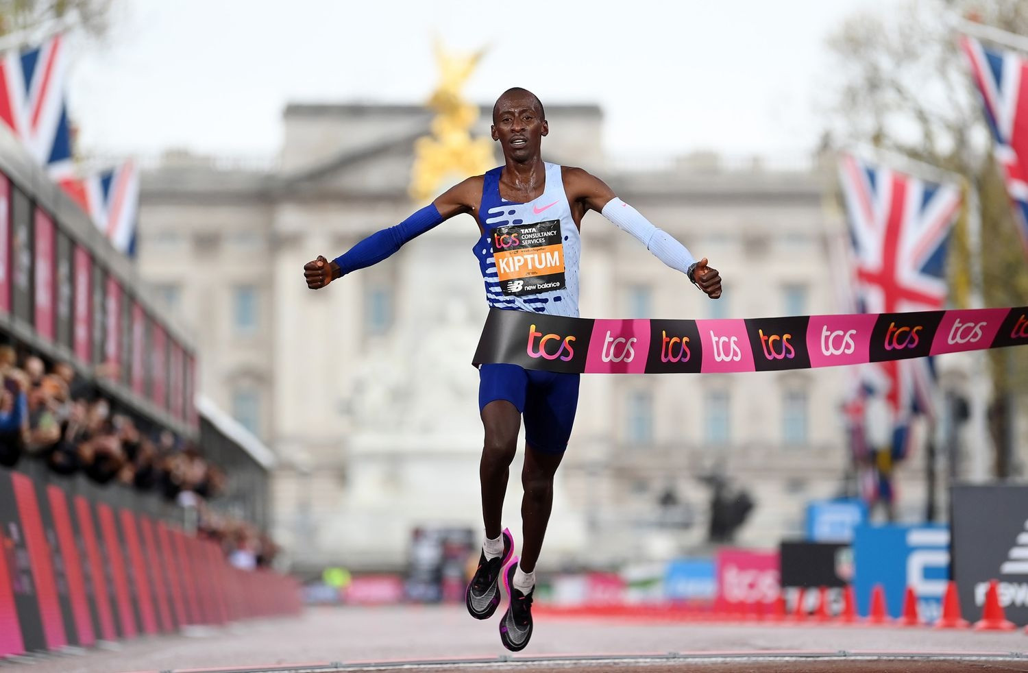 Kiptum và 3 lần về nhất, đồng thời phá kỷ lục các cuộc thi Valencia Marathon 2022, London Marathon 2023 và Chicago Marathon 2023.