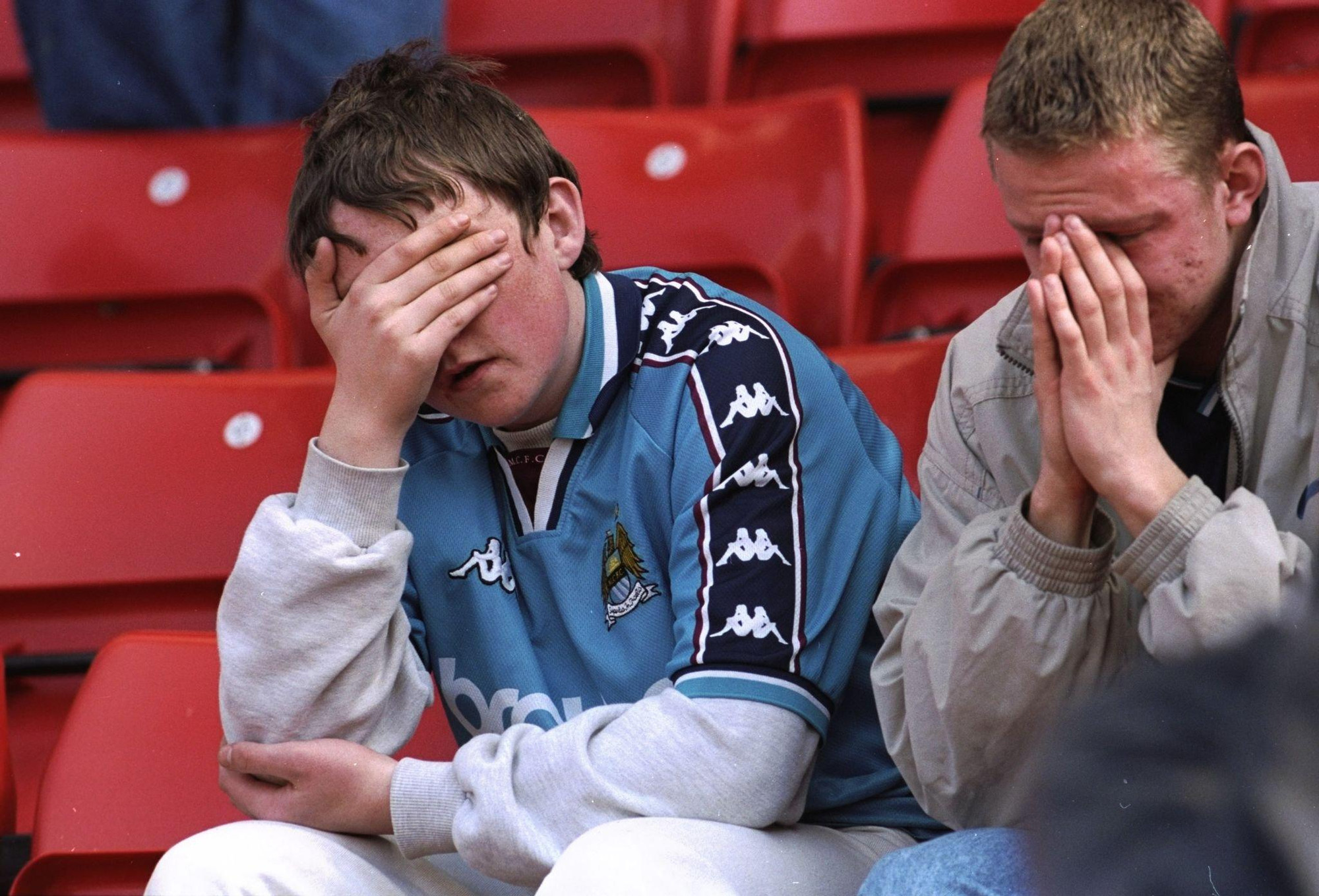 Nỗi buồn Man City khi rớt xuống hạng 3 năm 1998. (Ảnh: Getty Images)