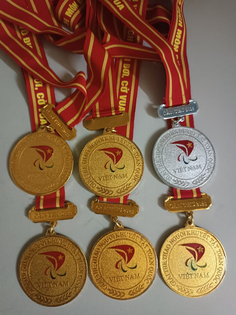 Nguyễn Văn Hanh trên bục xuất phát và những tấm huy chương giành được ở các giải Thể thao Người khuyết tật toàn quốc.