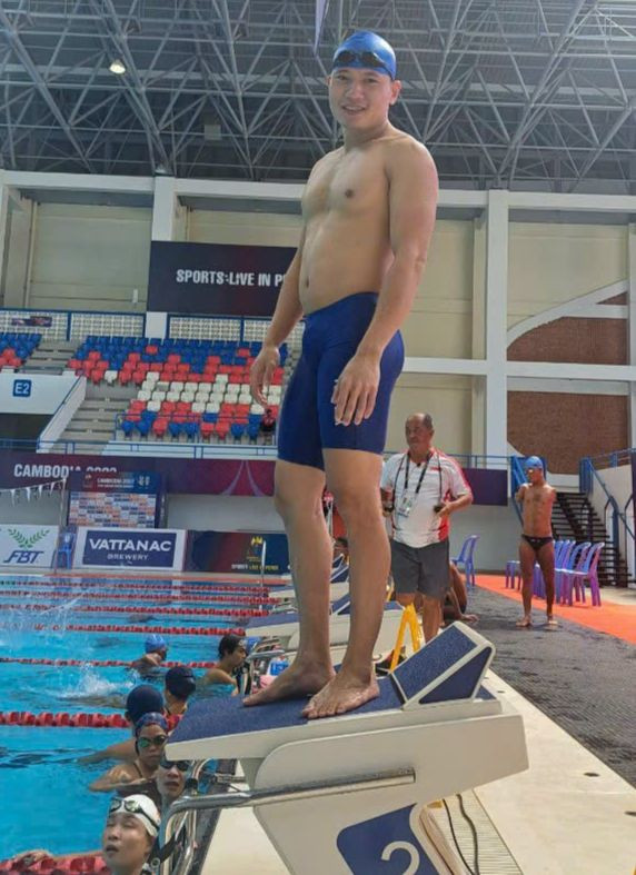 Nguyễn Văn Hanh trên bục xuất phát và những tấm huy chương giành được ở các giải Thể thao Người khuyết tật toàn quốc.