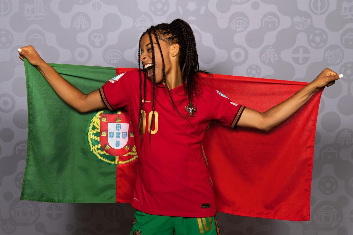 Silva đã chơi 100 trận cho ĐTQG Bồ Đào Nha và ghi 15 bàn thắng. Silva đã chơi 100 trận cho ĐTQG Bồ Đào Nha và ghi 15 bàn thắng.