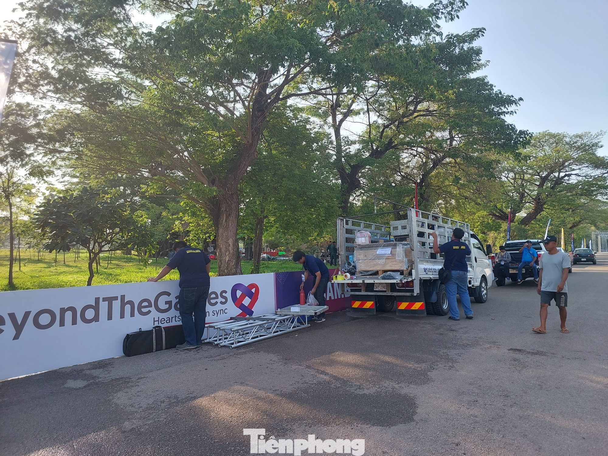 Nhiều thiết bị phục vụ ngày thi đấu vẫn tiếp được đưa đưa tới. Nhiều thiết bị phục vụ ngày thi đấu vẫn tiếp được đưa đưa tới.