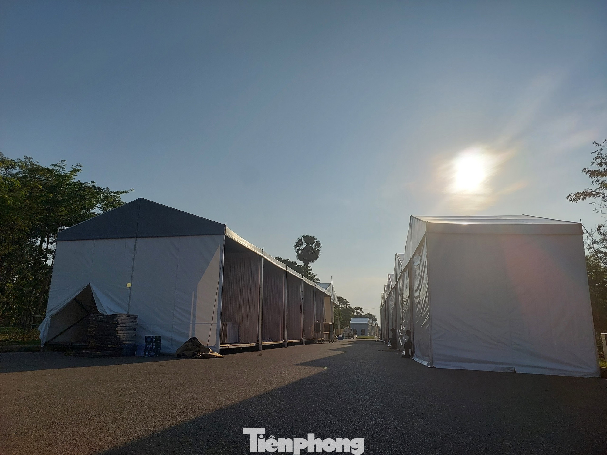 Khu vực y tế và nơi dự kiến trao huy chương chưa dựng xong. Những người thợ đang lợp mái giả bằng bạt nylon. Dự kiến họ sẽ phải làm xuyên đêm chi kịp thời gian tổ chức vào 6h00 sáng 6/5. Khu vực y tế và nơi dự kiến trao huy chương chưa dựng xong. Những người thợ đang lợp mái giả bằng bạt nylon. Dự kiến họ sẽ phải làm xuyên đêm chi kịp thời gian tổ chức vào 6h00 sáng 6/5.