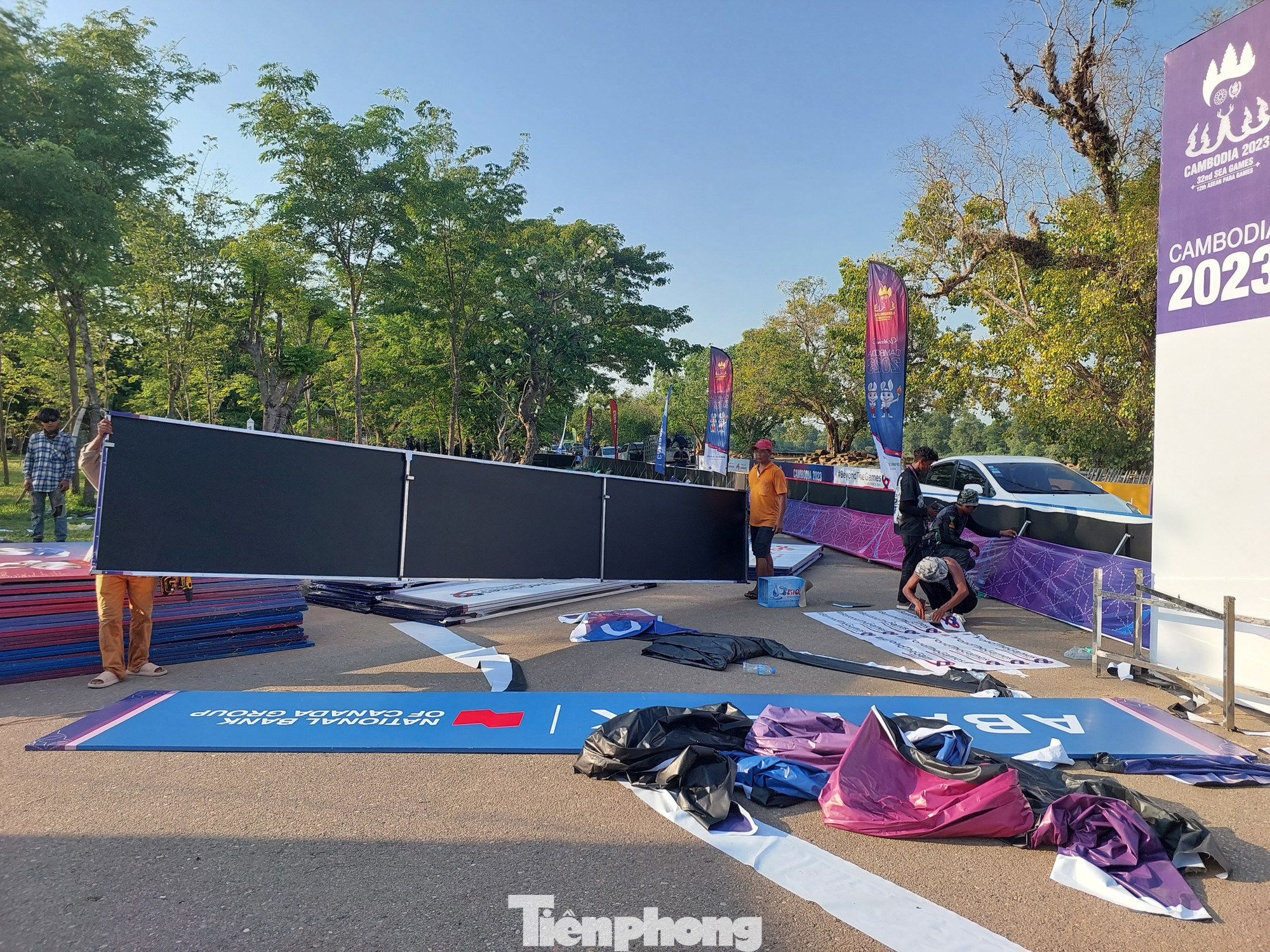 Các tấm bạt đang được căng lên khung sắt vào lúc 17h00 ngày 5/5. Các tấm bạt đang được căng lên khung sắt vào lúc 17h00 ngày 5/5.