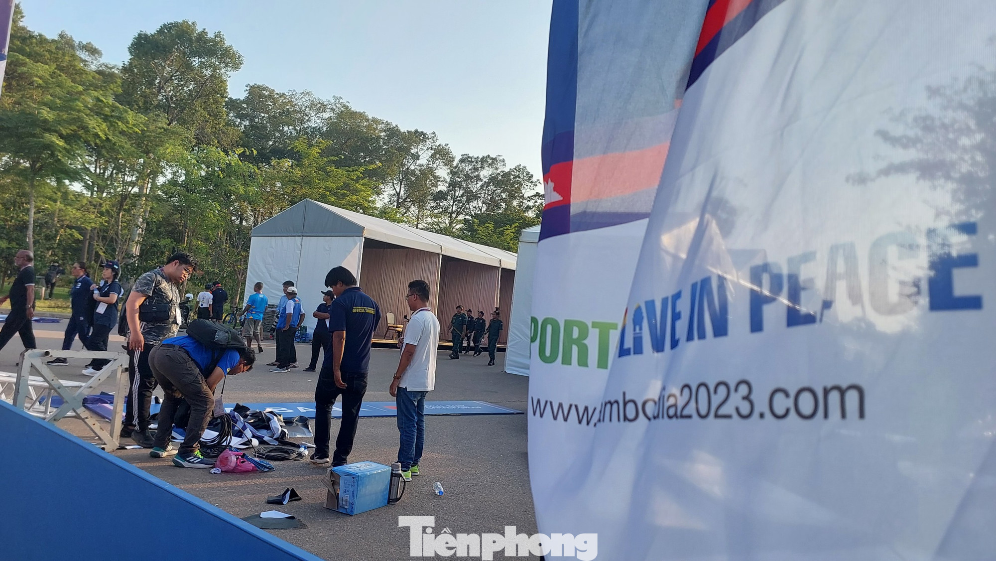 Công việc trang trí xung quanh khu vực xuất phát đang được tiến hành chậm rãi, một phần vì thời tiết nắng nóng. Công việc trang trí xung quanh khu vực xuất phát đang được tiến hành chậm rãi, một phần vì thời tiết nắng nóng.