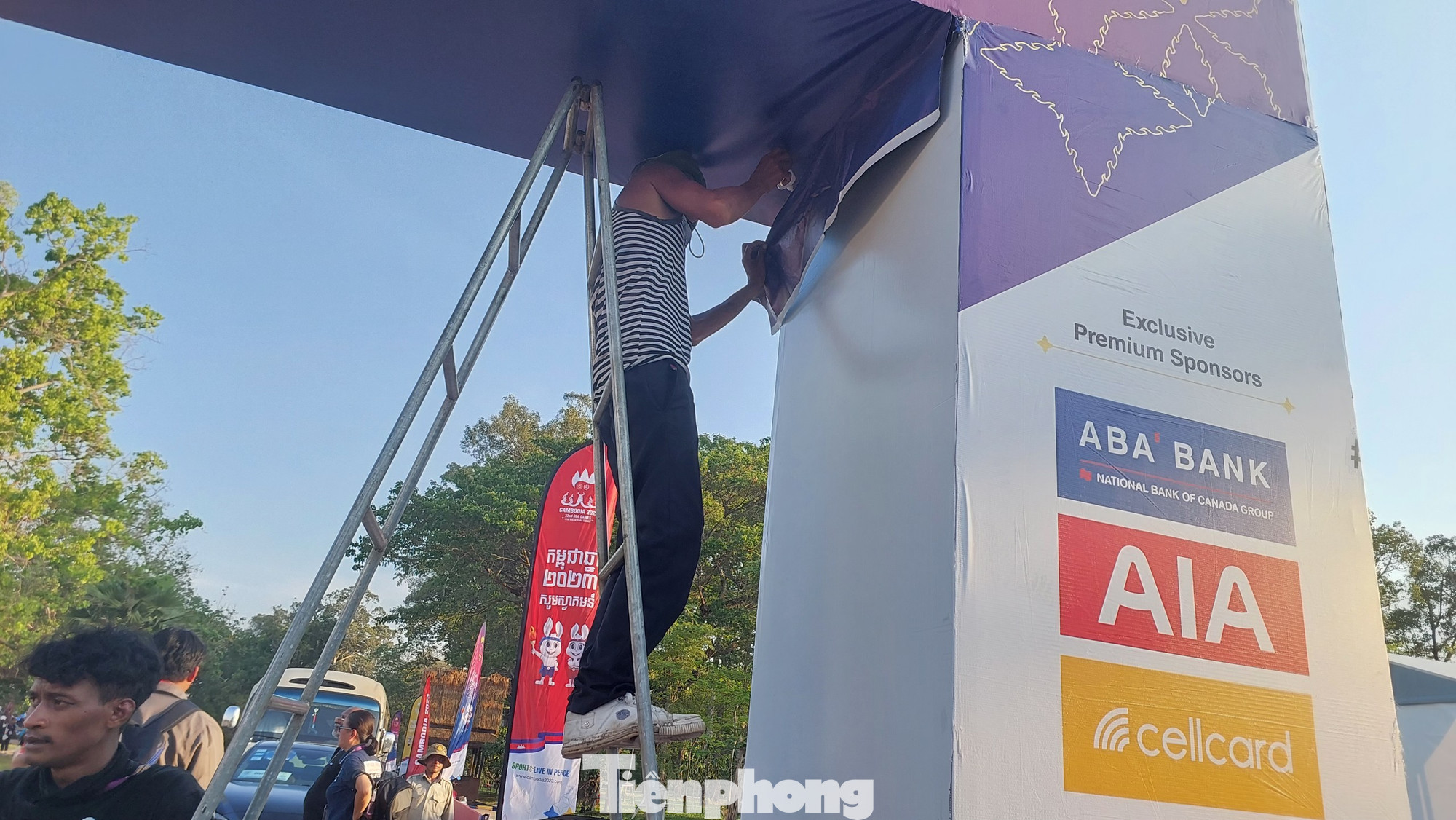 Công việc trang trí xung quanh khu vực xuất phát đang được tiến hành chậm rãi, một phần vì thời tiết nắng nóng. Công việc trang trí xung quanh khu vực xuất phát đang được tiến hành chậm rãi, một phần vì thời tiết nắng nóng.