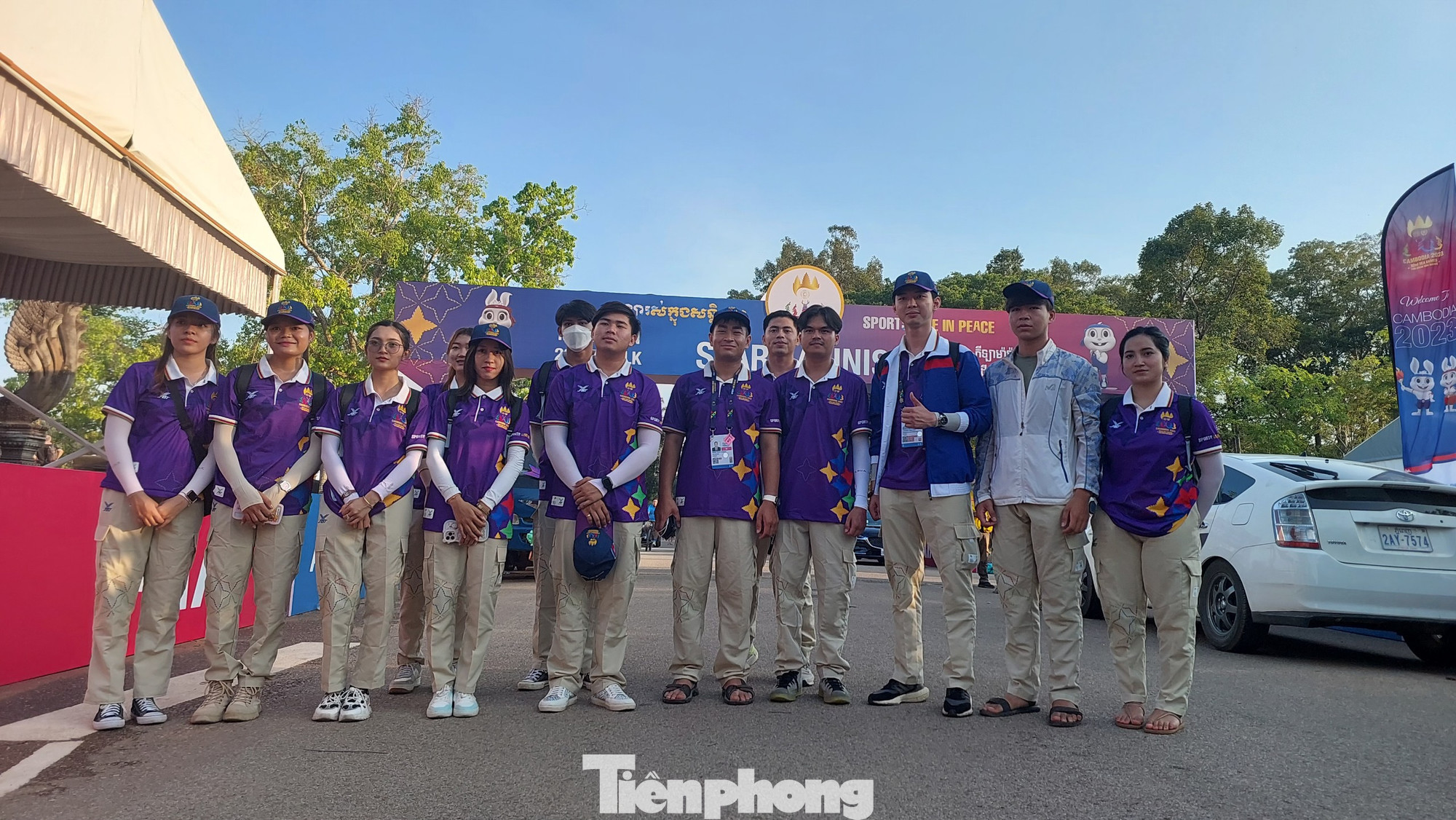 Đội ngũ tình nguyện viên và lực lượng an ninh cũng có mặt để nhận nhiệm vụ. Đội ngũ tình nguyện viên và lực lượng an ninh cũng có mặt để nhận nhiệm vụ.