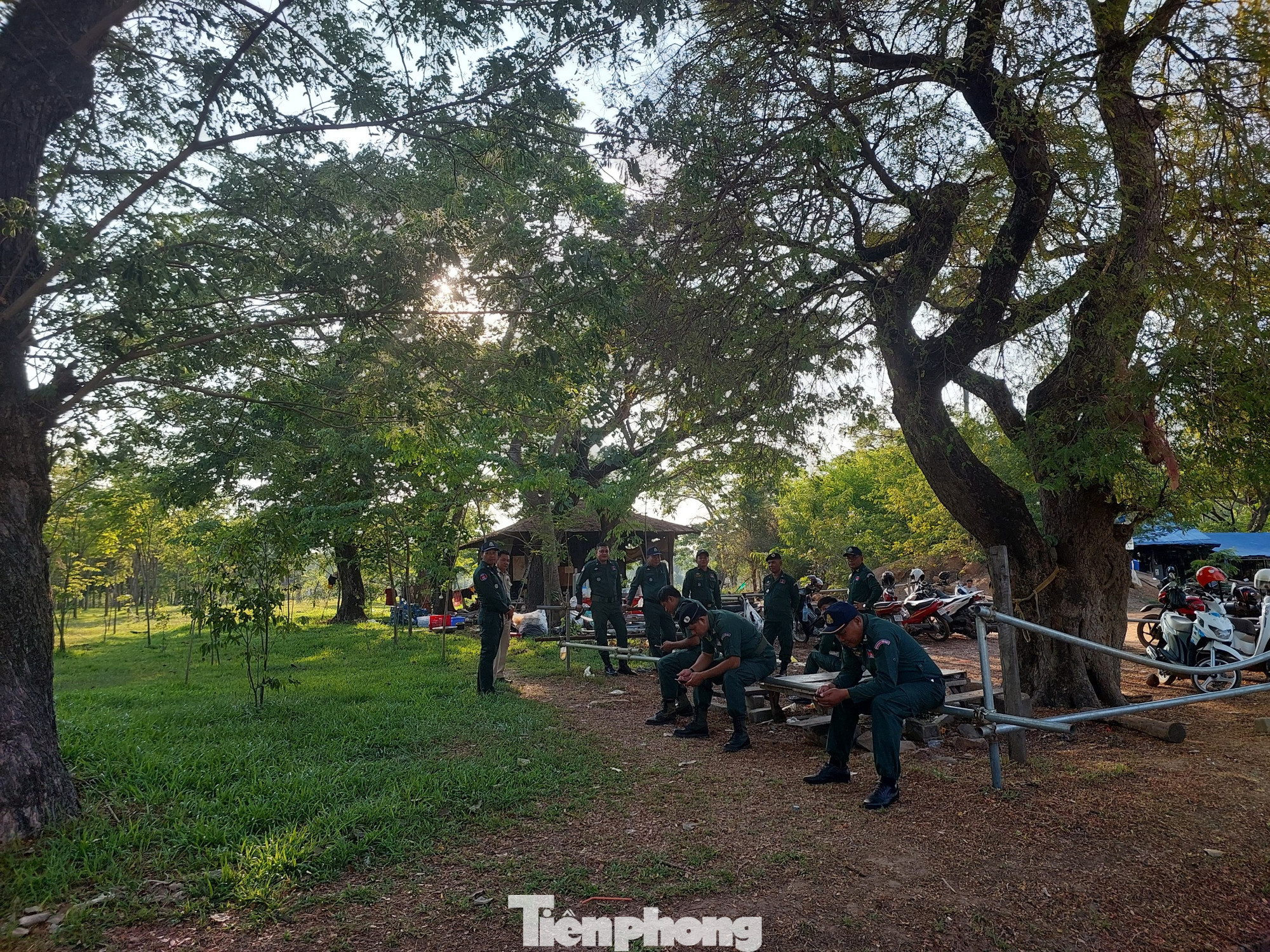 Đội ngũ tình nguyện viên và lực lượng an ninh cũng có mặt để nhận nhiệm vụ. Đội ngũ tình nguyện viên và lực lượng an ninh cũng có mặt để nhận nhiệm vụ.