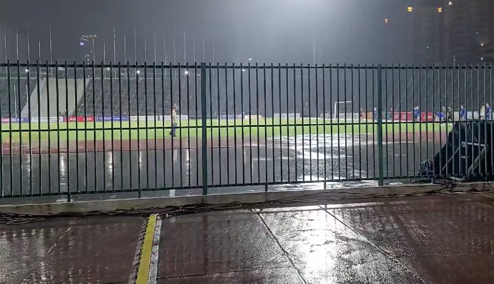 Honda chỉ đạo các cầu thủ tập luyện dưới mưa, ngay sau trận đấu với Phillippines.