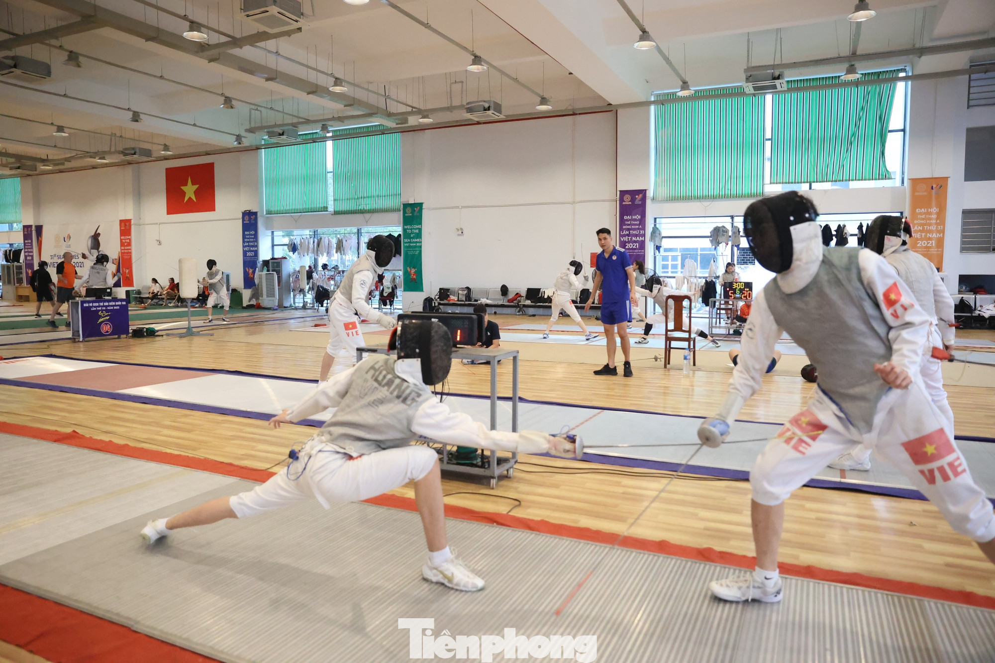 Tất cả tập trung duy nhất vào từng đường kiếm, nỗ lực cải thiện bản thân. Tất cả tập trung duy nhất vào từng đường kiếm, nỗ lực cải thiện bản thân.