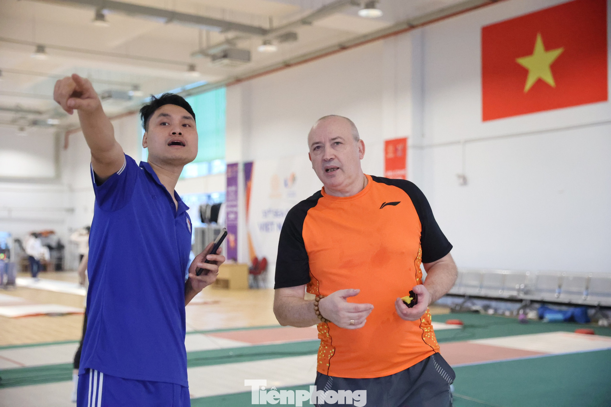 HLV trưởng Nguyễn Tiến Việt và chuyên gia Ayrst Abdulmanov chỉ đạo buổi tập sát sao. HLV trưởng Nguyễn Tiến Việt và chuyên gia Ayrst Abdulmanov chỉ đạo buổi tập sát sao.