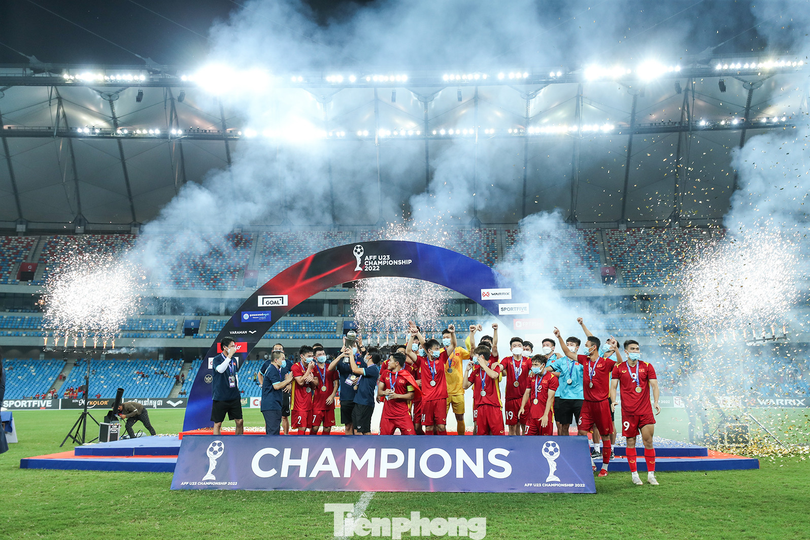 Quang Thịnh và đồng đội nâng cao chiếc Cúp vô địch U23 Đông Nam Á 2022. (Ảnh: Sơn Tùng)