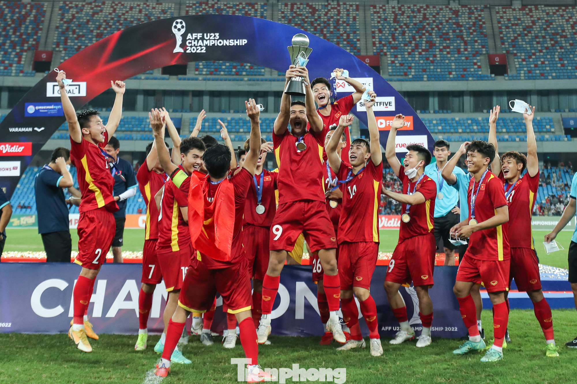 Quang Thịnh và đồng đội nâng cao chiếc Cúp vô địch U23 Đông Nam Á 2022. (Ảnh: Sơn Tùng)