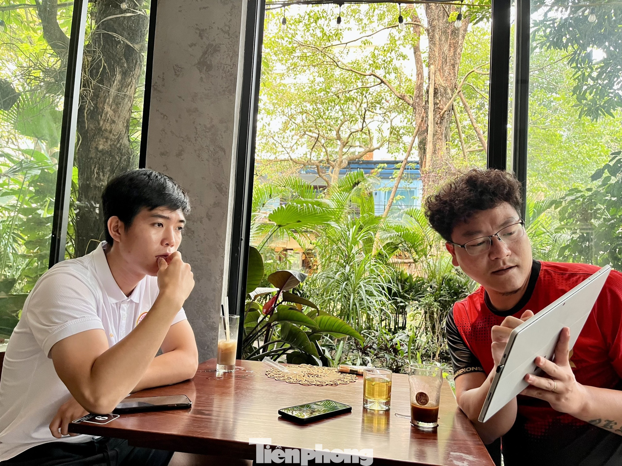 Quang Thịnh cùng phóng viên Báo Tiền Phong xem lại những khoảnh khắc ở giải U23 Đông Nam Á 2022. (Ảnh: Minh Lý)