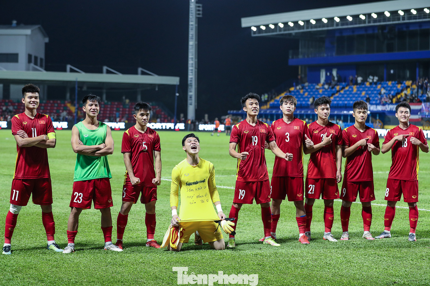 Quang Thịnh và đồng đội nâng cao chiếc Cúp vô địch U23 Đông Nam Á 2022. (Ảnh: Sơn Tùng)