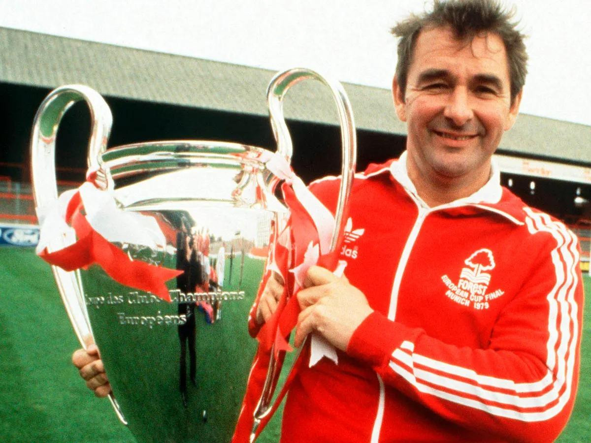 Brian Clough cũng chiếc Cúp C1 châu Âu. (Ảnh: Getty Images)