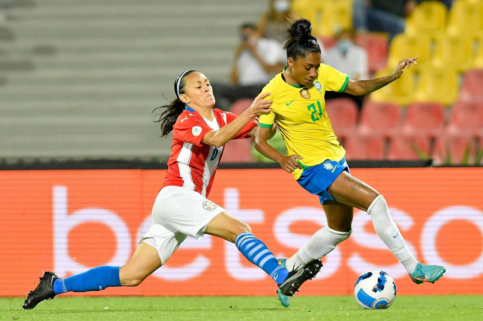 Kerolin chơi trận đầu tiên cho Brazil khi chưa 19 tuổi. (Ảnh: Getty Images)