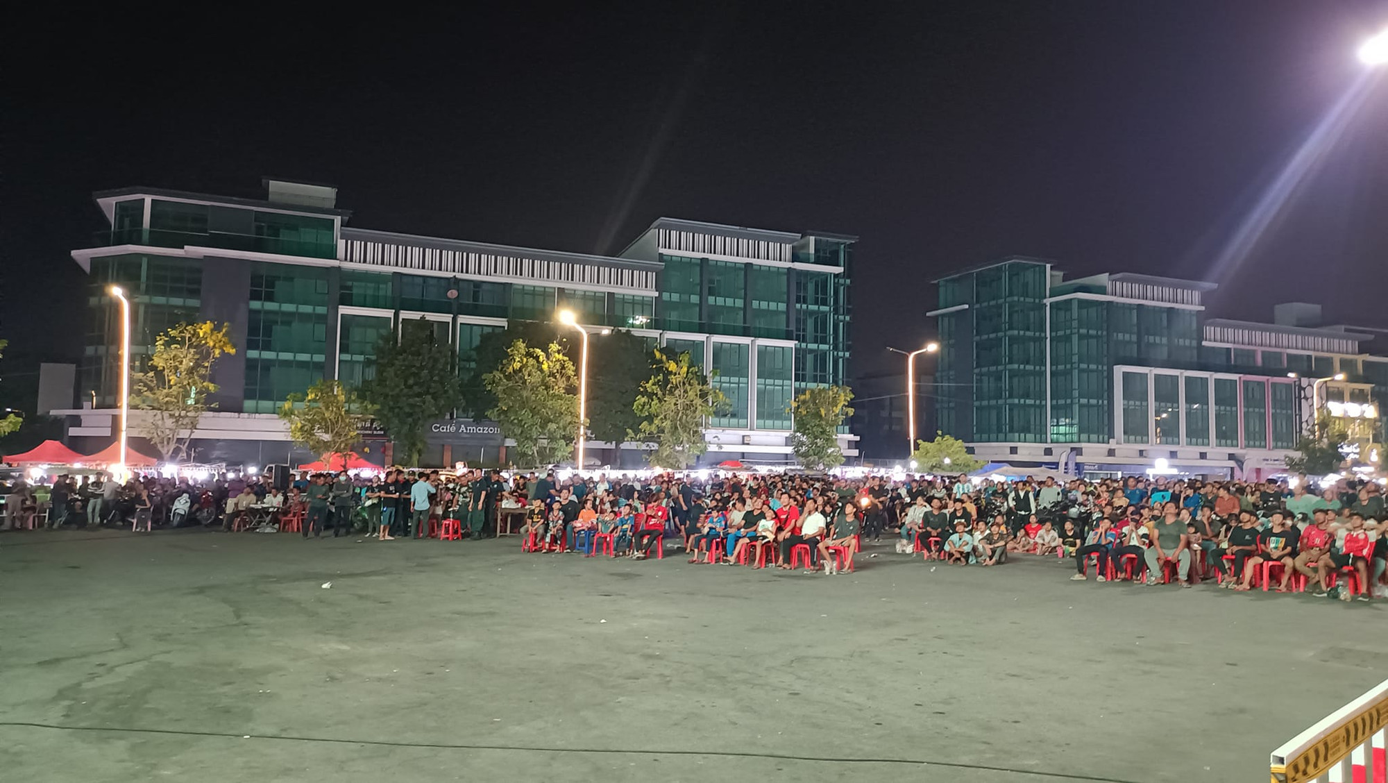 Người dân tập trung xem bóng đá tại thành phố Ta Khmau. Người dân tập trung xem bóng đá tại thành phố Ta Khmau.