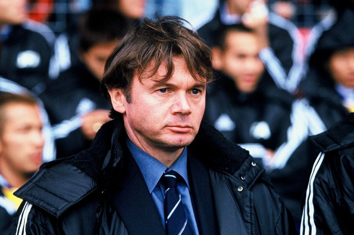 HLV Troussier đối mặt với sức ép rất lớn, vì các điều tiếng và thành tích kém ấn tượng.