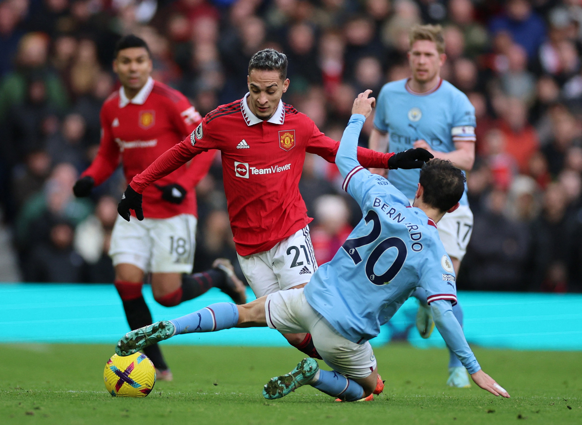 HÌnh ảnh hai cuộc chạm trán ở Premier League mùa này giữa Mu và Man City. (Ảnh: Getty Images)