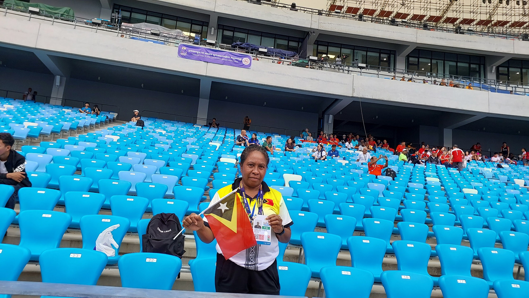 Bà Cesaltina trên khán đài Morodok Techo trong 2 lần Felis chạy dưới sân (5.000m và 10.000m). (Ảnh: Thanh Hải)