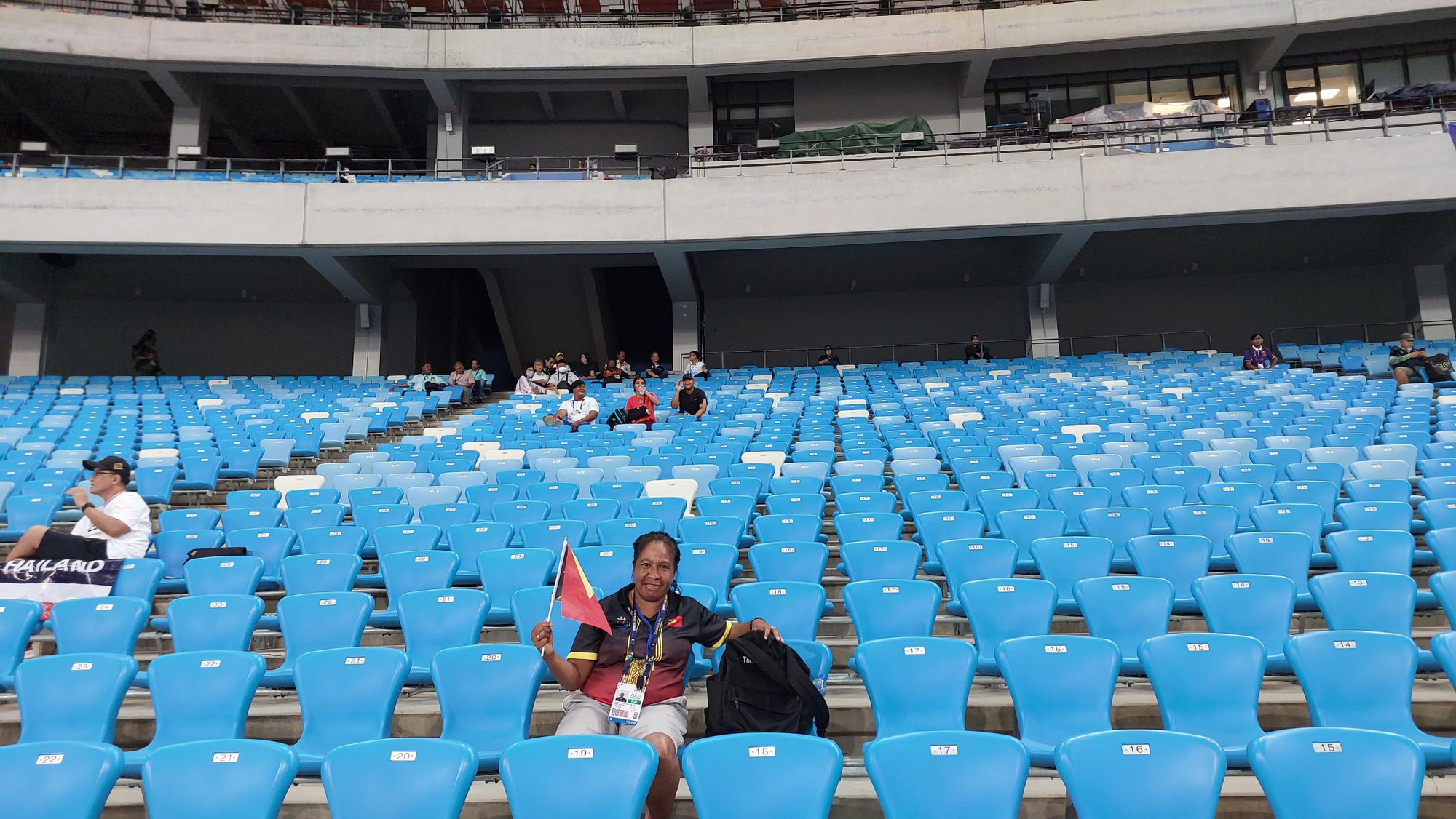 Bà Cesaltina trên khán đài Morodok Techo trong 2 lần Felis chạy dưới sân (5.000m và 10.000m). (Ảnh: Thanh Hải)