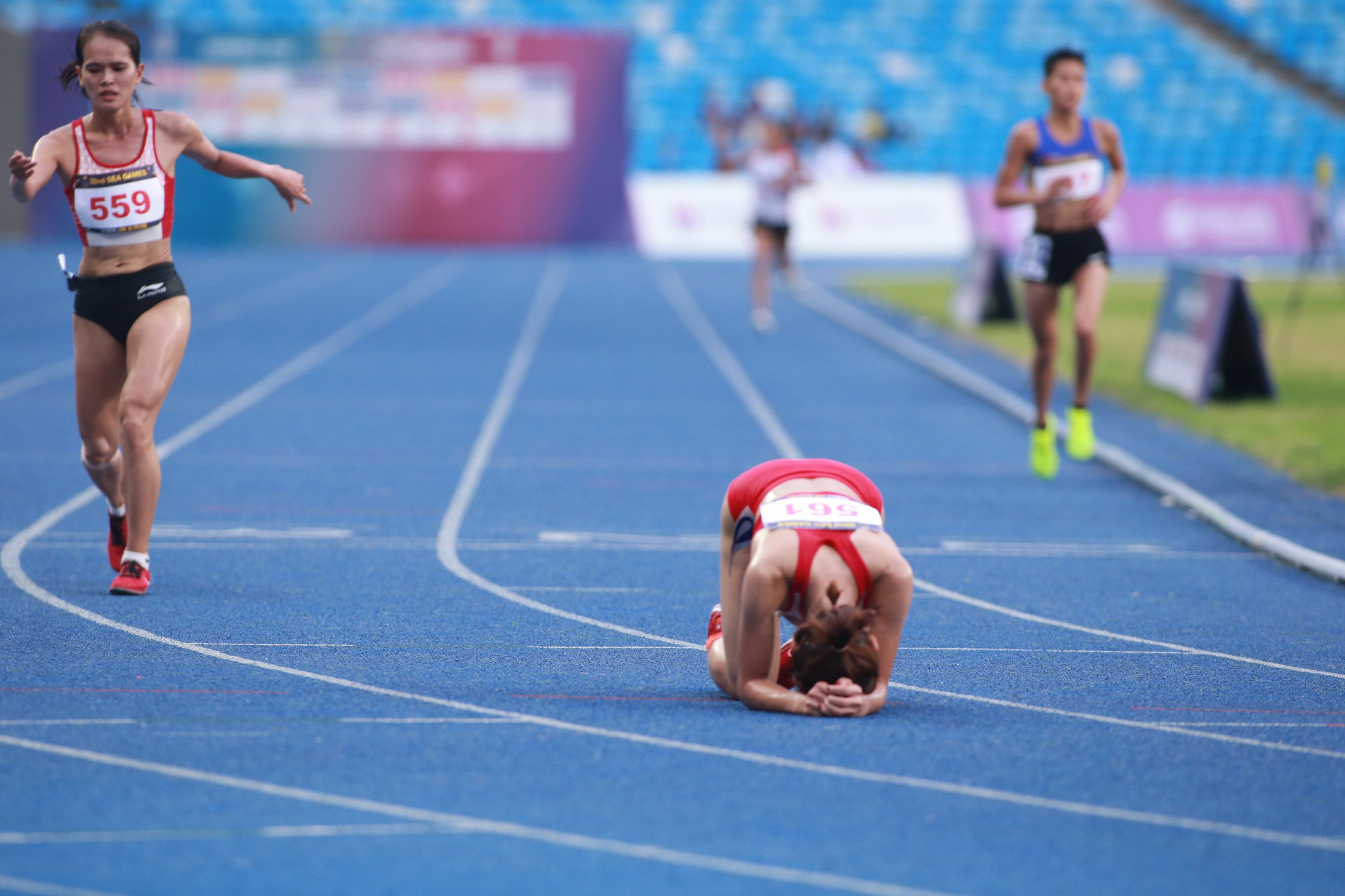 Oanh ỉn gục xuống vì xúc động với tấm HCV thứ 4.