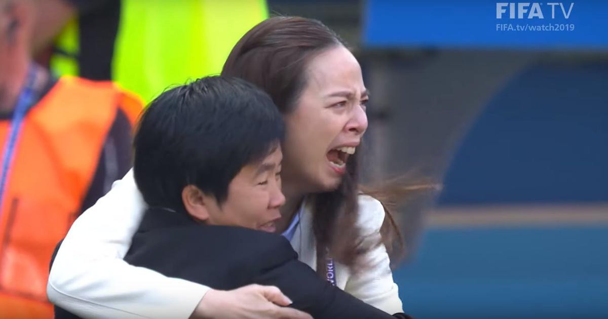 Sự khích lệ của Madam Pang khiến tinh thần các nữ cầu thủ Thái luôn sục sôi.