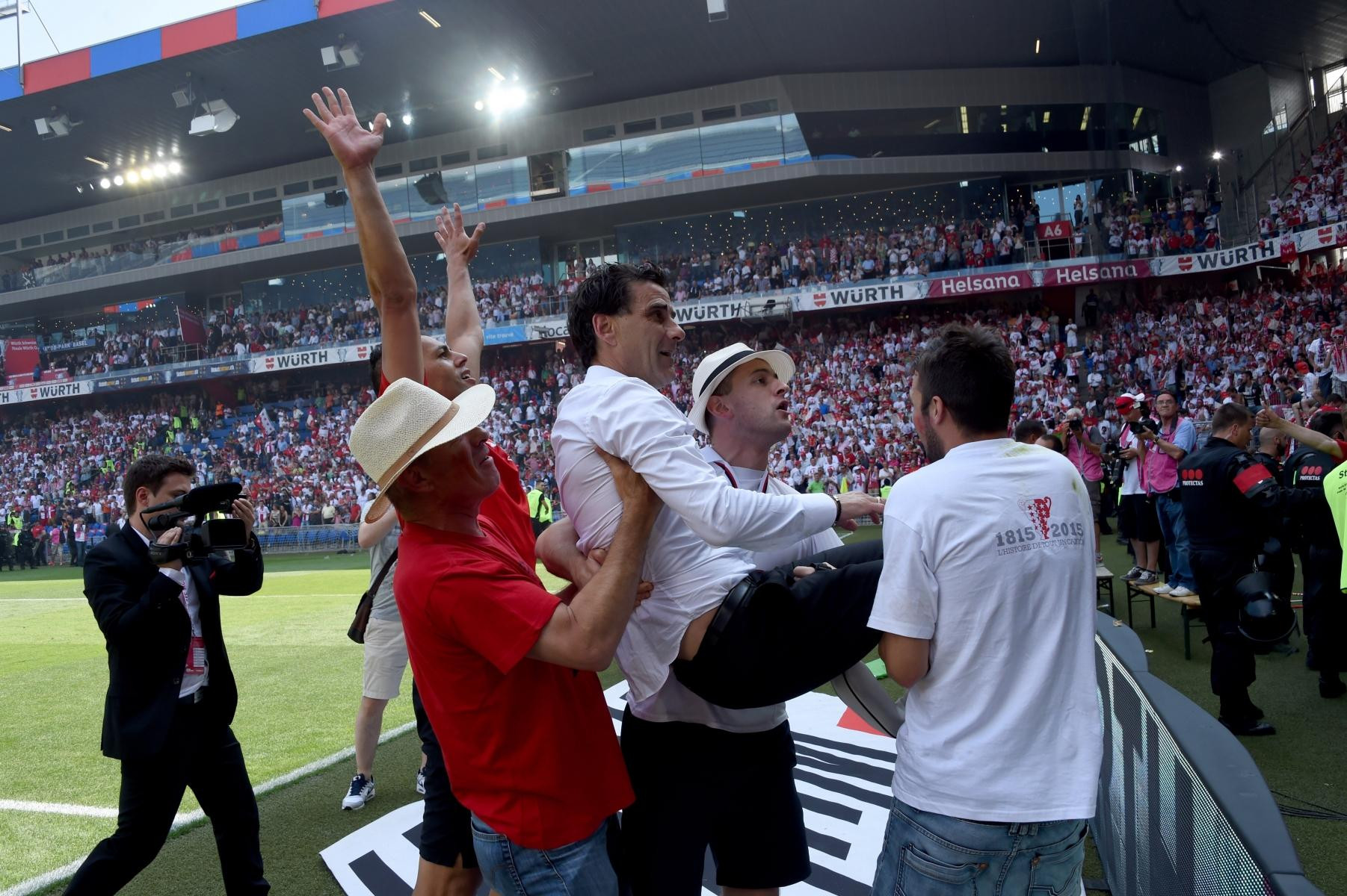 Đoạt Cúp Quốc gia Thụy Sỹ cùng Sion và hòa Liverpool cả hai lượt trận là những khoảnh khắc đáng nhớ nhất của Tholot. (Ảnh: Getty Images) Đoạt Cúp Quốc gia Thụy Sỹ cùng Sion và hòa Liverpool cả hai lượt trận là những khoảnh khắc đáng nhớ nhất của Tholot. (Ảnh: Getty Images)