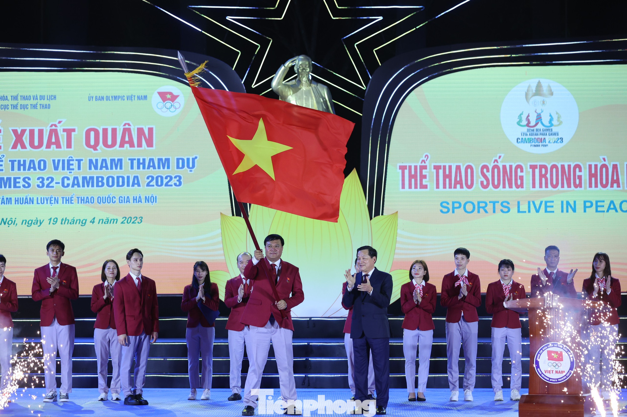 Phó Thủ tướng Chính phủ Lê Minh Khái trao cờ Tổ quốc cho Trưởng đoàn Thể thao Việt Nam tại SEA Games 32 Đặng Hà Việt, chúc Đoàn Thể thao Việt Nam thi đấu thành công, giành được nhiều thành tích xuất sắc tại SEA Games lần thứ 32.