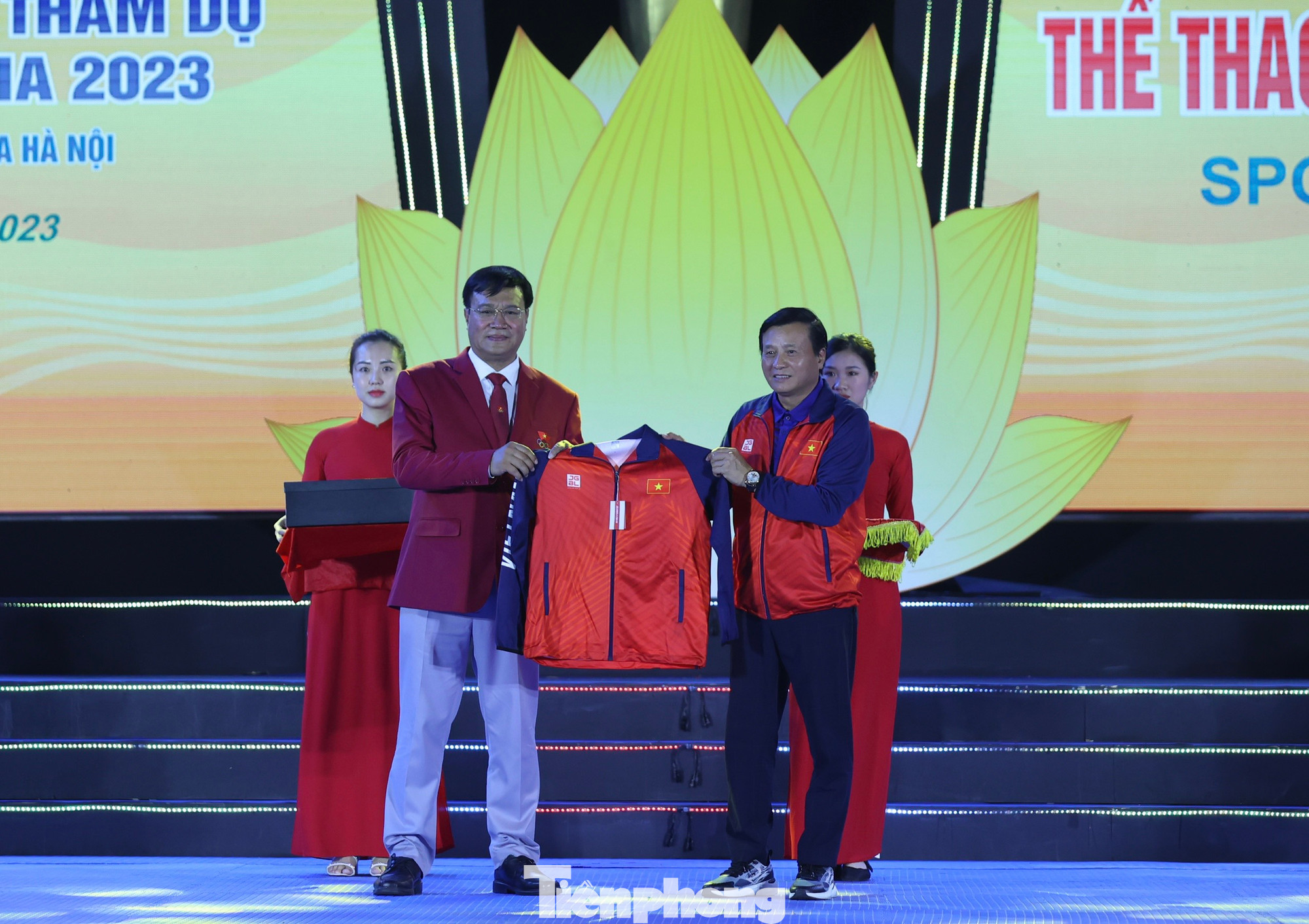 Ông Đặng Hà Việt cũng gửi lời cảm ơn chân thành tới các tổ chức, doanh nghiệp và các cá nhân đã đồng hành, hỗ trợ, tạo điều kiện về vật chất, tinh thần cho Đoàn Thể thao Việt Nam.