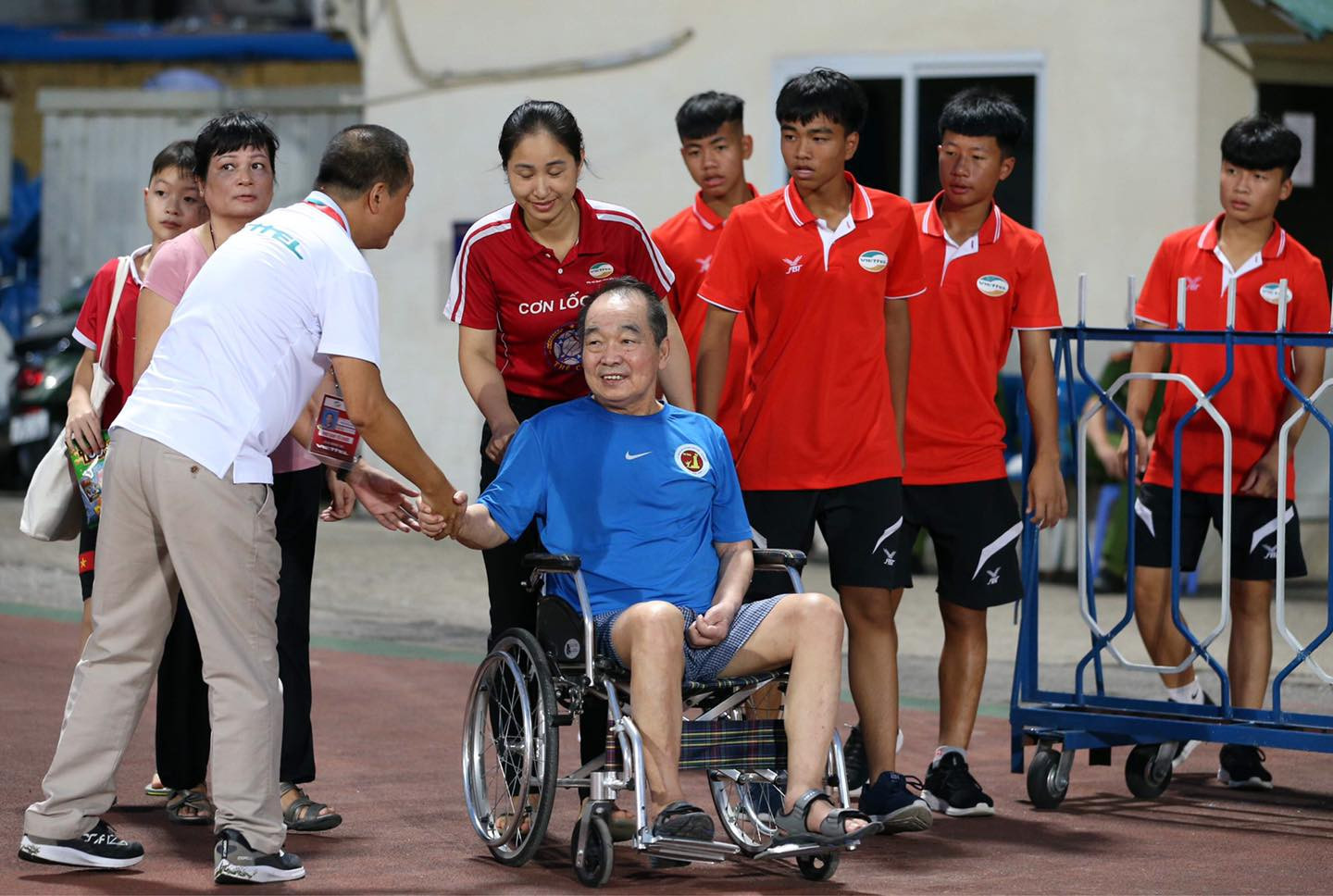 HLV Vương Tiến Dũng ngồi xe lăn đến sân Hàng Đẫy năm 2020. (Ảnh: Thể Công) HLV Vương Tiến Dũng ngồi xe lăn đến sân Hàng Đẫy năm 2020. (Ảnh: Thể Công)