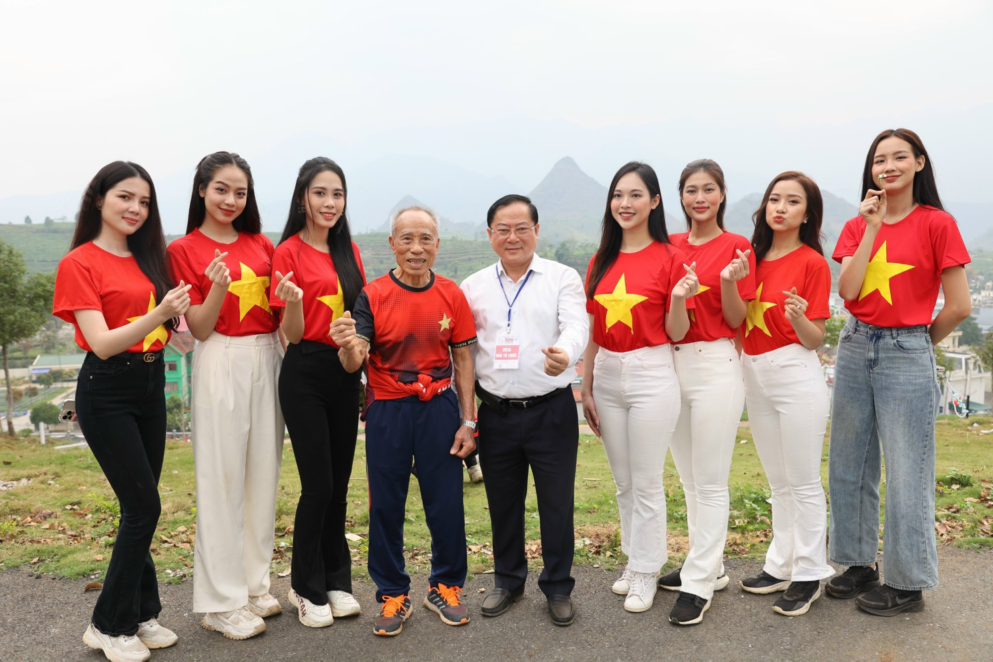 Nhà báo Lê Xuân Sơn, nguyên Tổng biên tập báo Tiền Phong chụp ảnh lưu niệm cùng cụ Bùi Lương và các Hoa hậu, Người đẹp tham gia Tiền Phong Marathon 2023. (Ảnh: Như Ý)