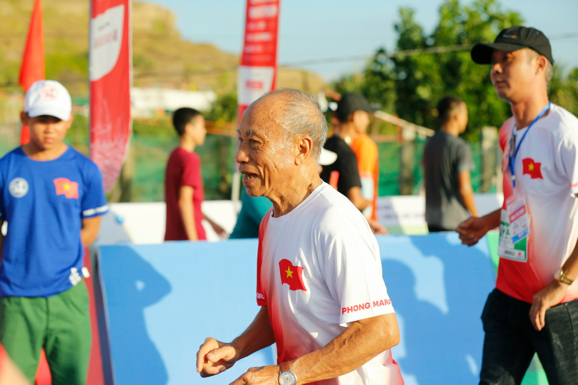 Cụ Bùi Lương ở tuổi 81 tại Tiền Phong Marathon 2021 diễn ra ở đảo Lý Sơn
