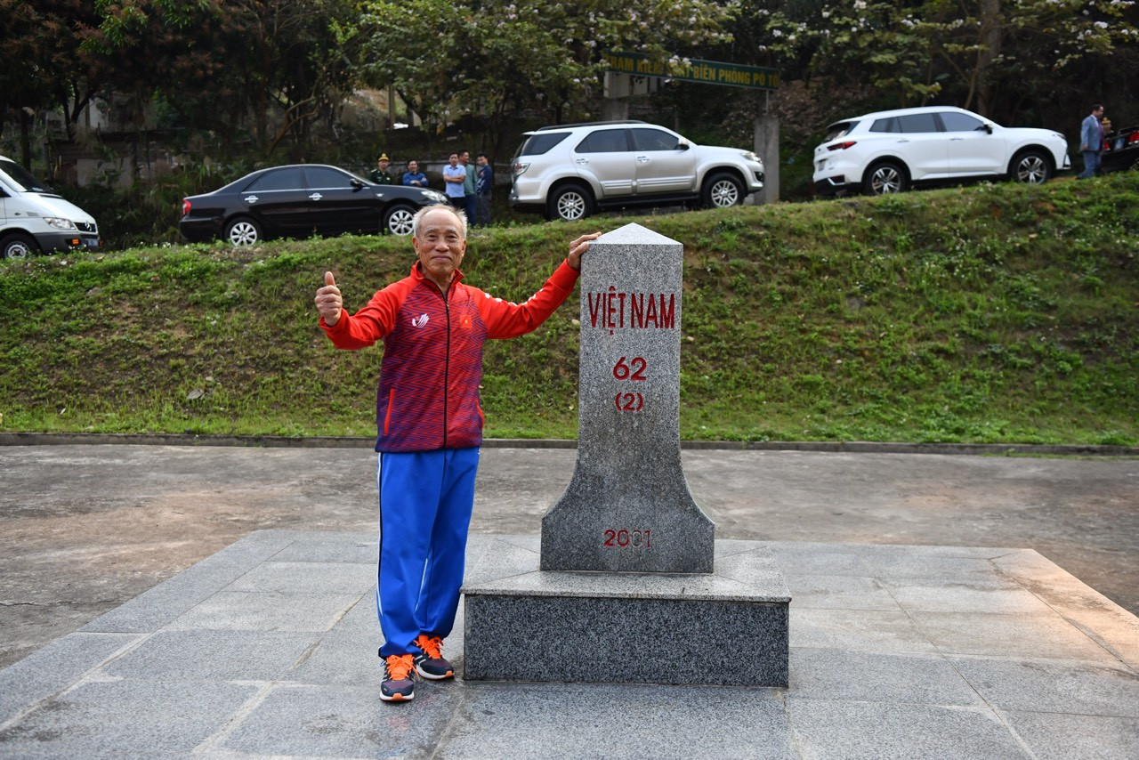 Cụ Bùi Lương trong những ngày tham gia Tiền Phong Marathon 2023 tại Lai Châu. (Ảnh: Như Ý)