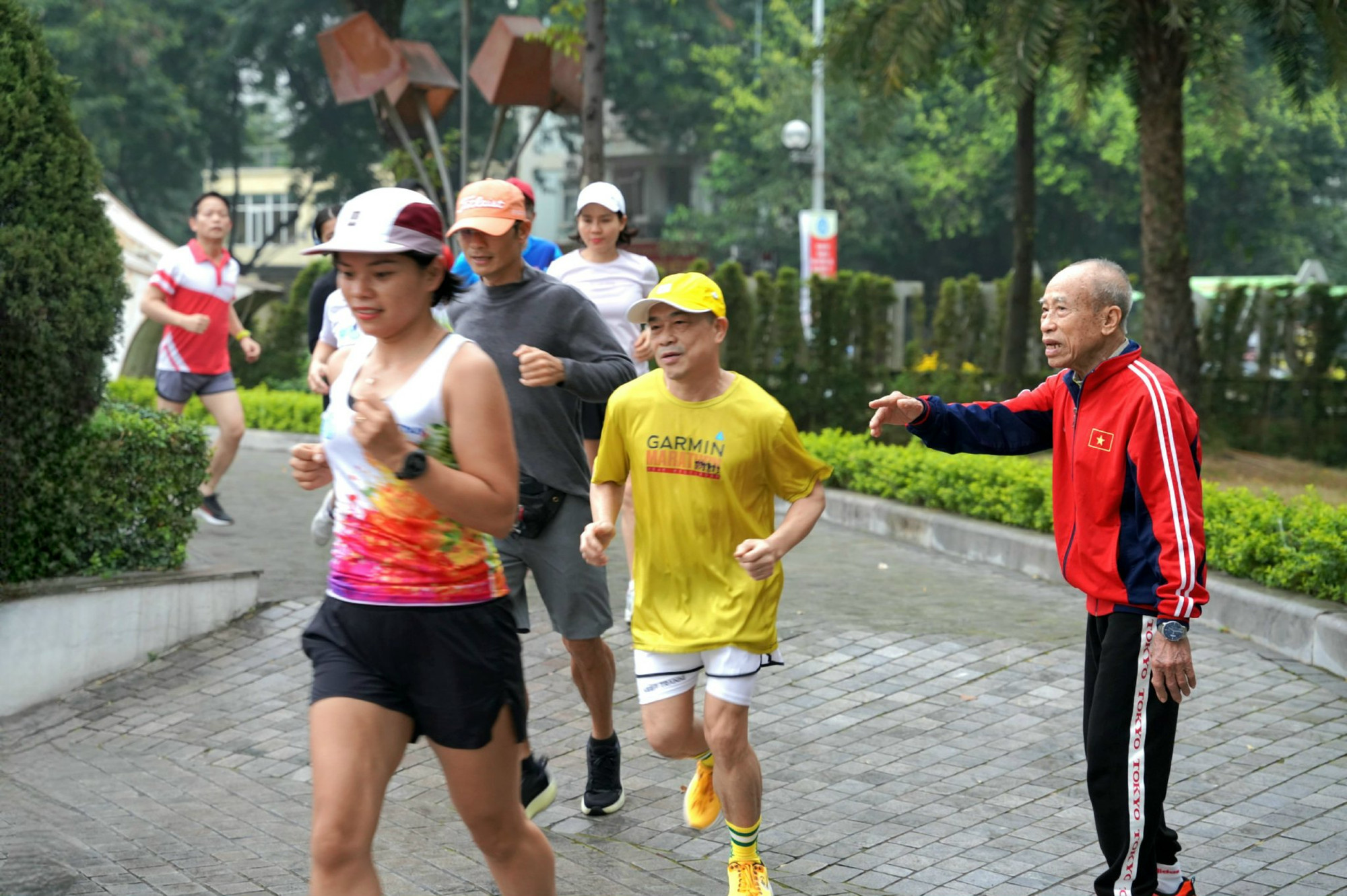 Dù tuổi cao, cụ Bùi Lương vẫn miệt mài hướng dẫn lớp trẻ, truyền đạt lại kiến thức và kinh nghiệm đã tích lũy trong cả sự nghiệp lẫy lừng. (Ảnh: Như Ý - Trọng Quân)