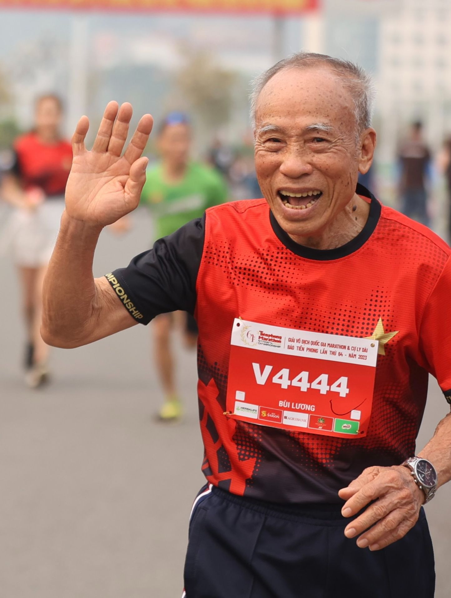 Huyền thoại 9 lần vô địch Tiền Phong Marathon rạng rỡ trên đường chạy. (Ảnh: Như Ý)