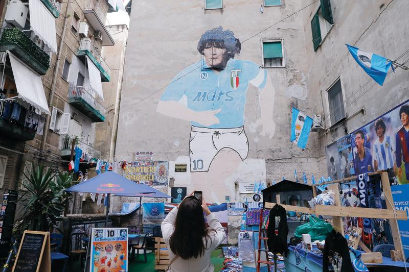 Trong hàng thập kỷ, Maradona vẫn là biểu tượng được sùng bái ở xứ Naples. (Ảnh: Getty Images) Trong hàng thập kỷ, Maradona vẫn là biểu tượng được sùng bái ở xứ Naples. (Ảnh: Getty Images)