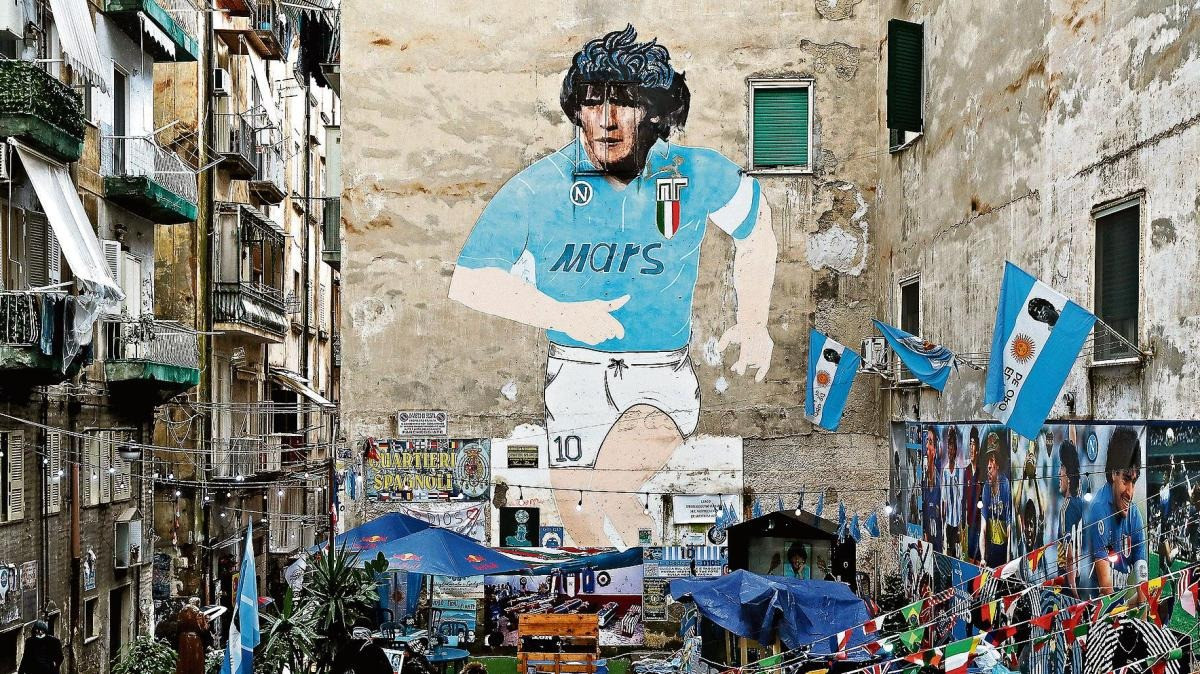 Maradona hiện diện ở khắp mọi nơi trong thành phố Napoli.