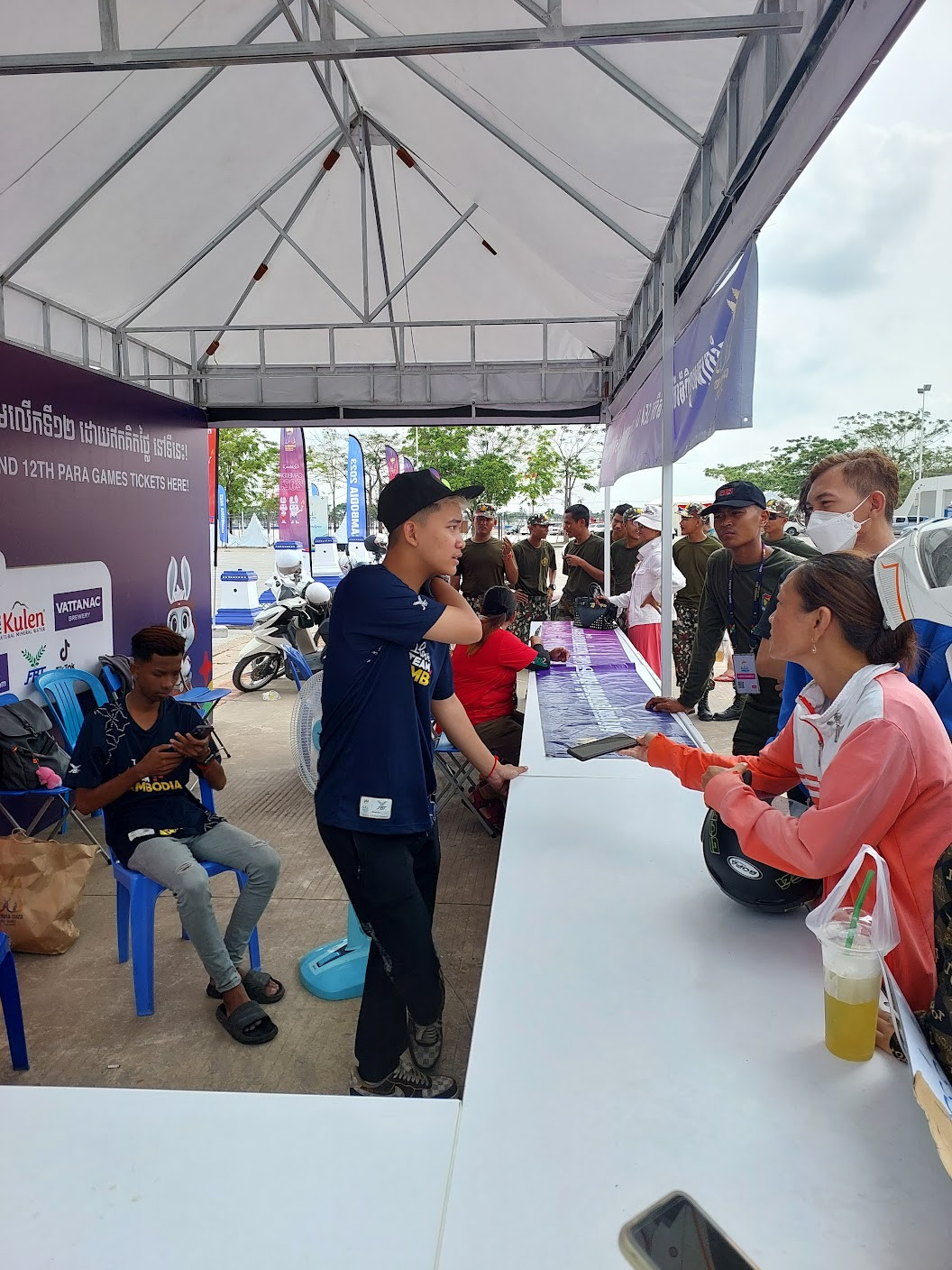 Nhân viên Ban Tổ chức cố giải thích rằng vé đặt qua ứng dụng đã hết, họ phải tìm kiếm vận may ở các điểm miễn phí vào ngày 1/5. Nhân viên Ban Tổ chức cố giải thích rằng vé đặt qua ứng dụng đã hết, họ phải tìm kiếm vận may ở các điểm miễn phí vào ngày 1/5.