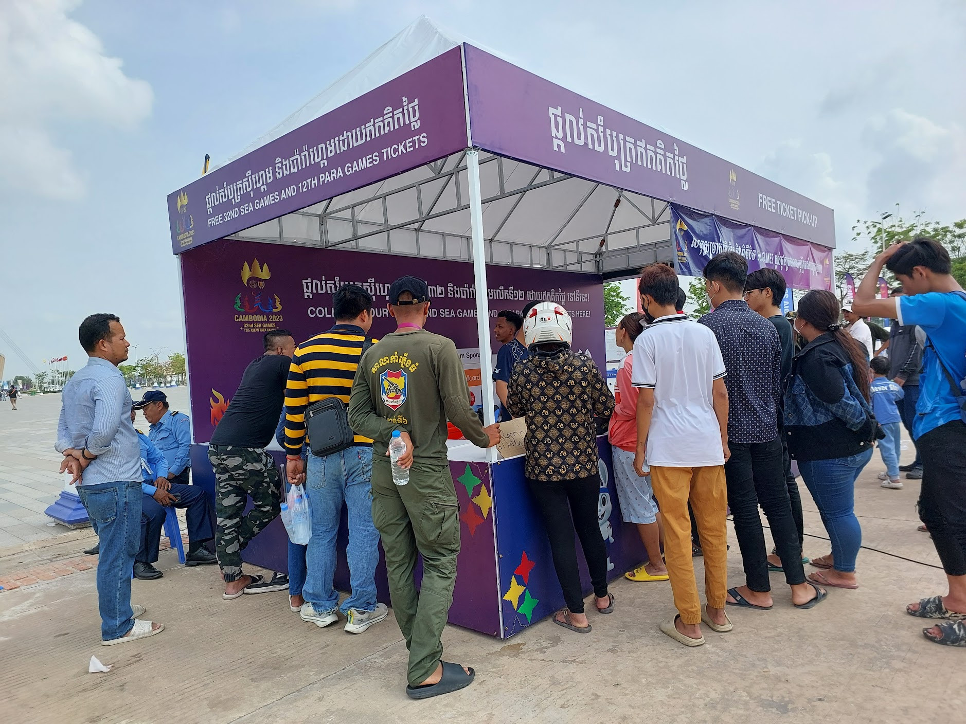 Người hâm mộ Campuchia tụ tập tại điểm phát vé ở sân Olympic và Khu liên hợp thể thao Quốc gia Morodok Techo vào trưa ngày 30/4. Người hâm mộ Campuchia tụ tập tại điểm phát vé ở sân Olympic và Khu liên hợp thể thao Quốc gia Morodok Techo vào trưa ngày 30/4.